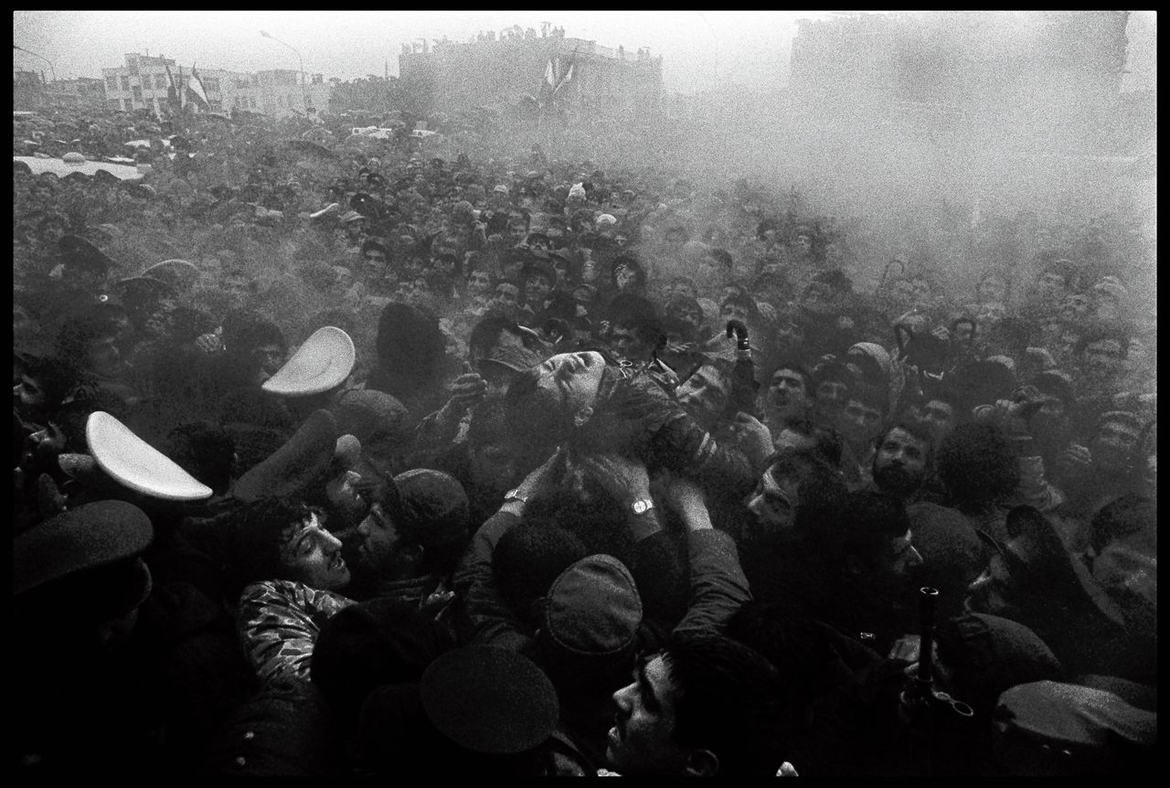 Iran: 11 februari 1980: Tijdens de viering van de eerste verjaardag van de islamitische revolutie is een man flauwgevallen.