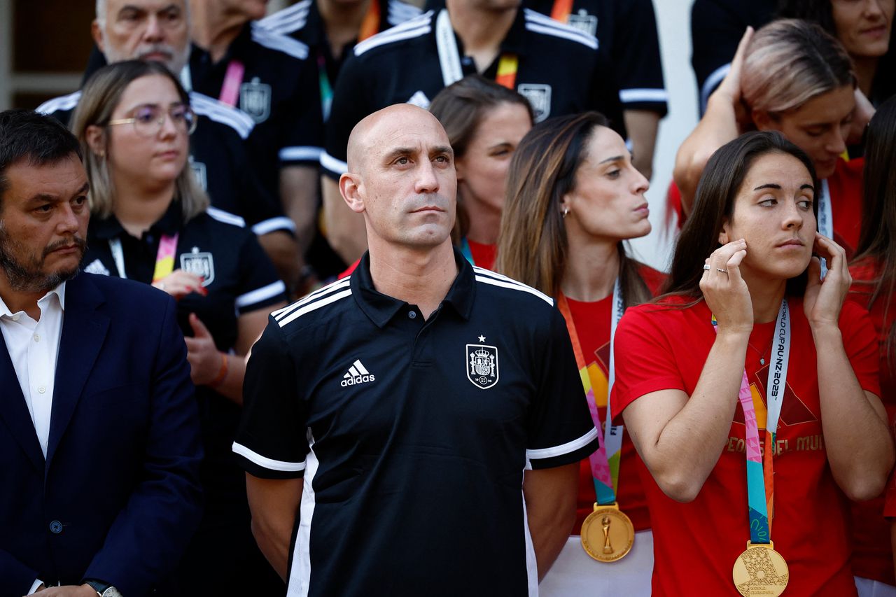 FIFA begint tuchtprocedure tegen voorzitter Spaanse voetbalbond die speler op haar mond kuste 