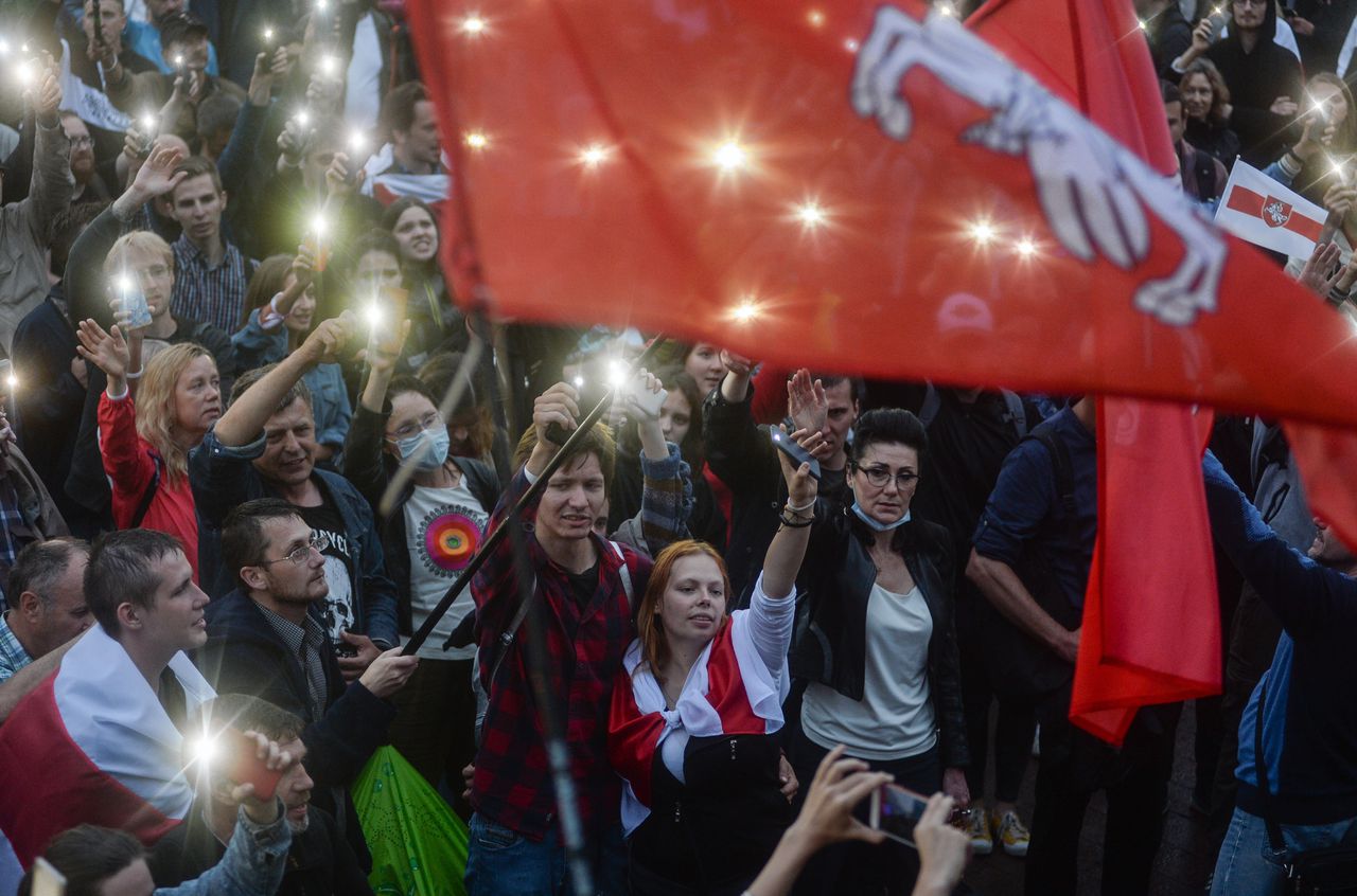 In Minsk demonstreert een menigte die de Wit-Russische oppositie steunt tegen politiegeweld en de verkiezingsuitslagen, 19 augustus.