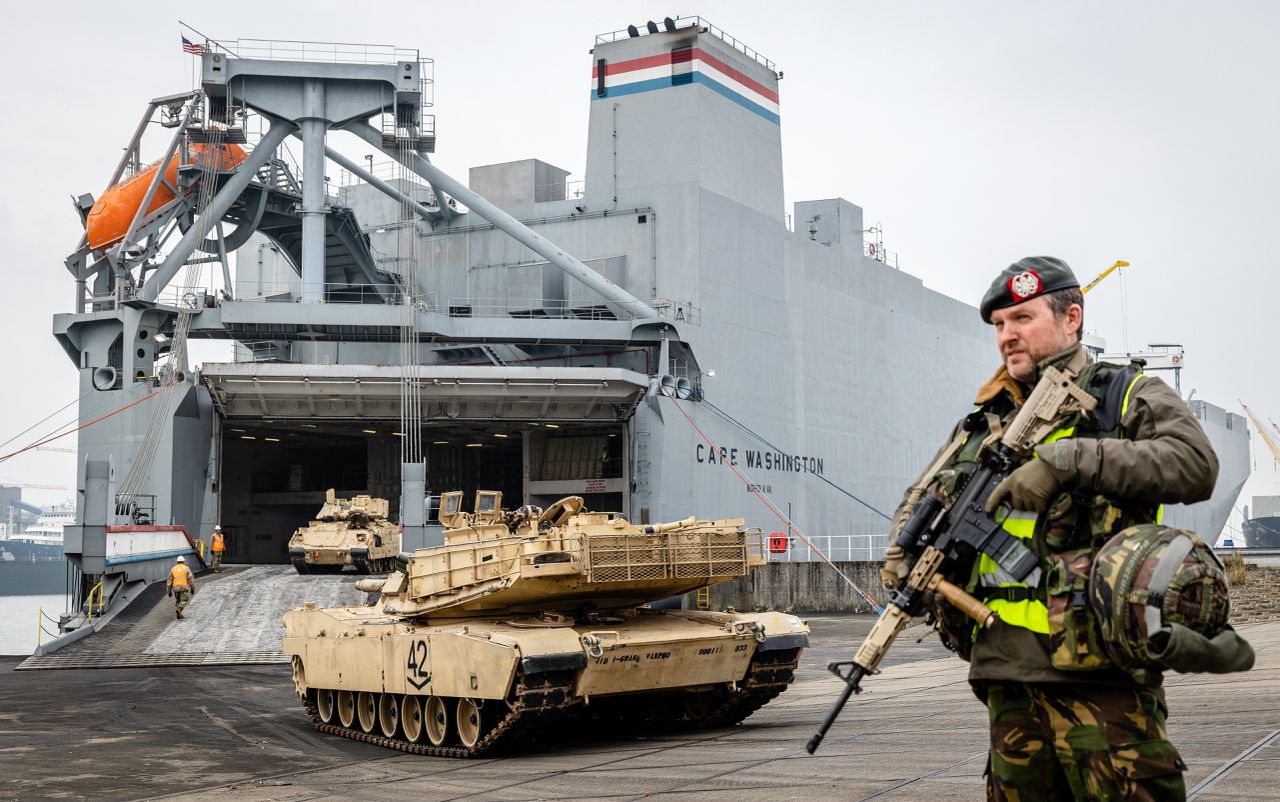 Amerikaanse legervoertuigen komen in maart aan in de haven van Vlissingen.