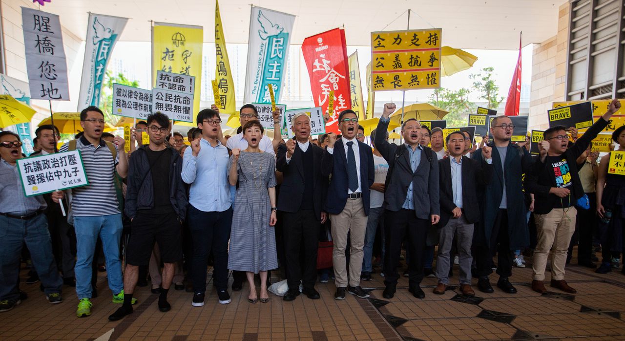 De leiders van de Paraplu-revolte Eason Chung Yiu-wah, Tommy Cheung Sau-yin, Tanya Chan, Chu Yiu-ming, Chan Kin-man, Benny Tai, Lee Wing-tat, Shiu Ka-chun en Raphael Wong Ho-ming, arriveren bij de rechtbank in Hongkong.