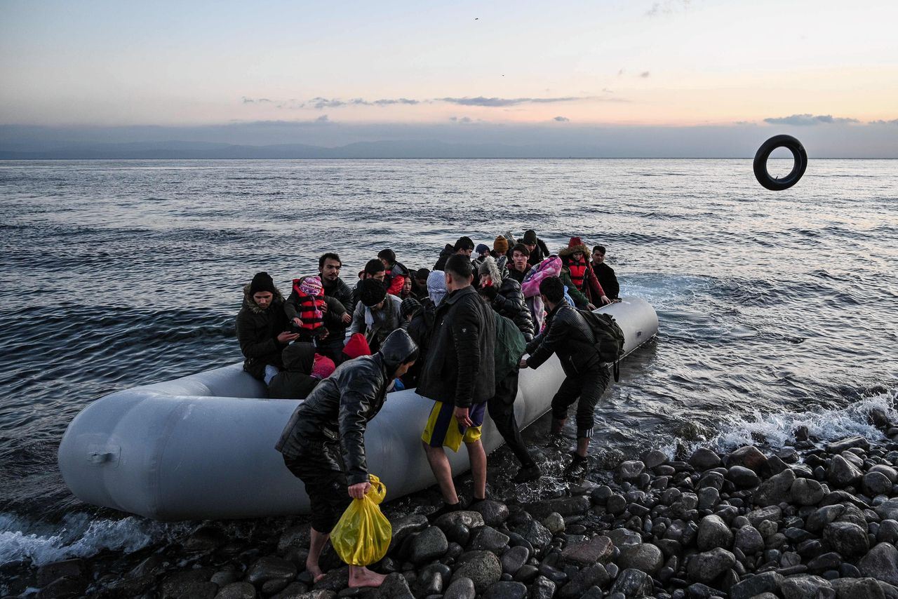 Migranten komen aan bij het Griekse eiland Lesbos.