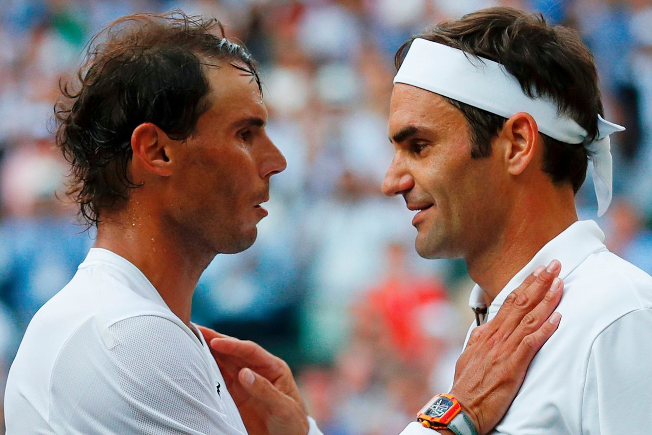 Rafael Nadal (links) en Roger Federer na de halve finale, vrijdag op Wimbledon.