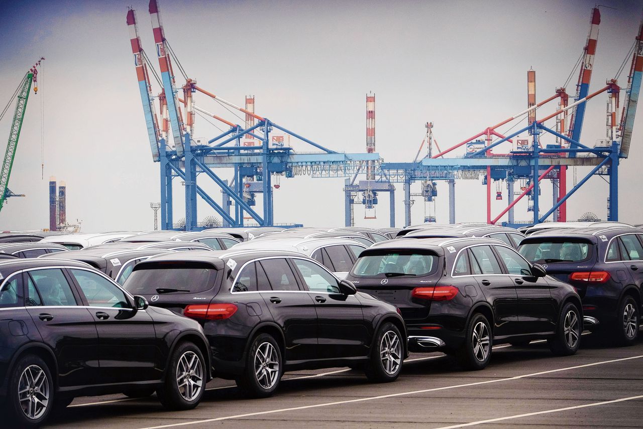 Mercedessen in Bremerhaven, juni 2018. Door versoepeling van lockdowns komt de industriële productie weer op gang.