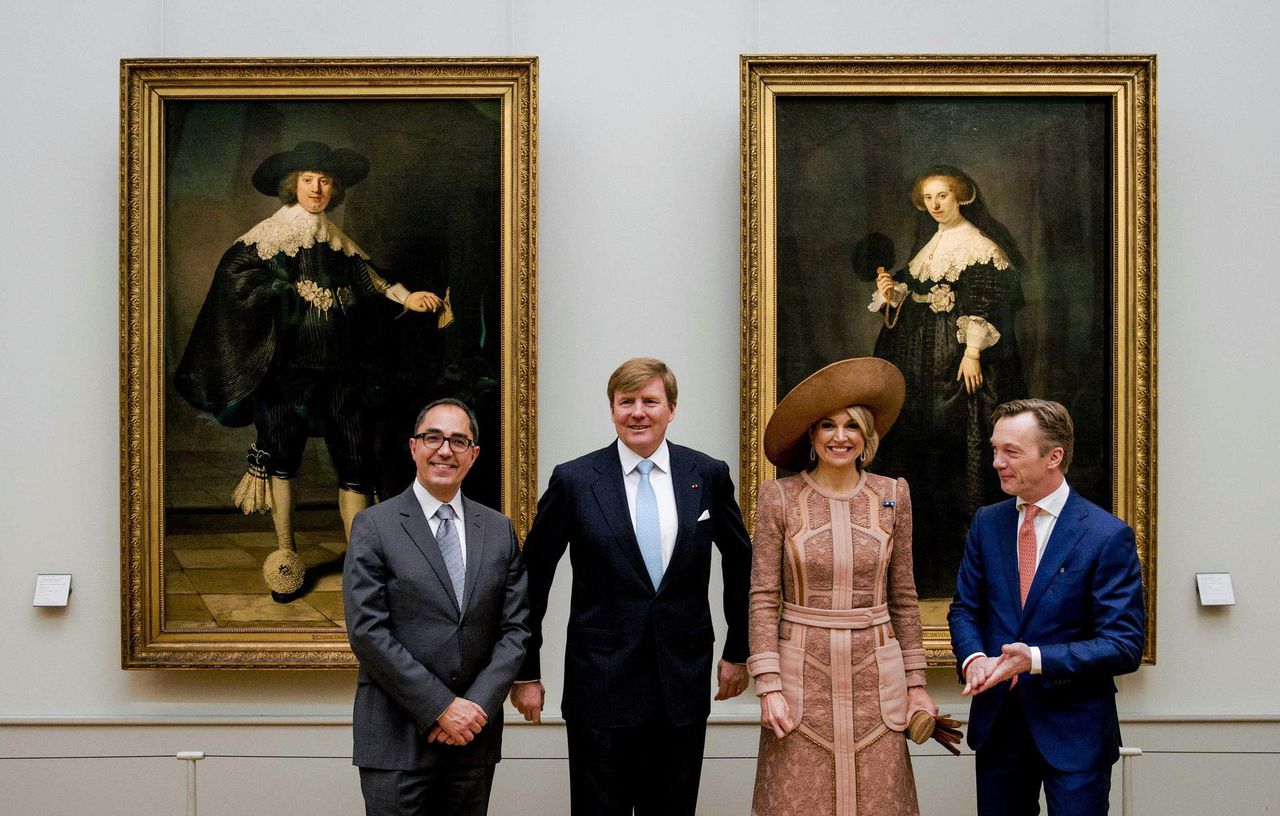Koning Willem-Alexander en koningin Maxima bekijken in museum Het Louvre Rembrandts huwelijksportretten van Maerten Soolmans en Oopjen Coppit uit 1634. De doeken zijn aan Nederland en Frankrijk verkocht en zijn na een restauratie afwisselend in het Rijksmuseum en het Louvre te zien.