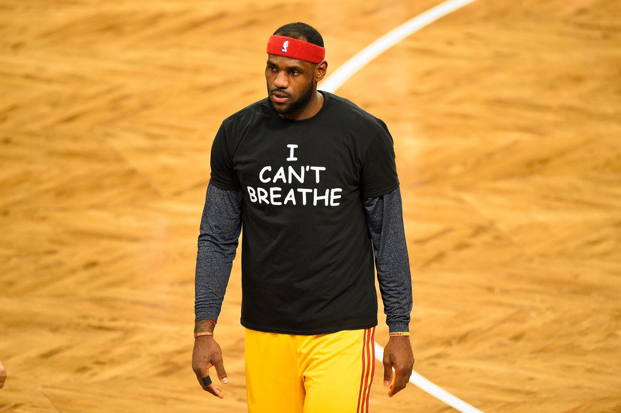 Basketbal-ster LeBron James droeg in 2014 als speler van Cleveland Cavaliers een shirt ter ere van geweldsslachtoffer Eric Garner. Foto Getty Images