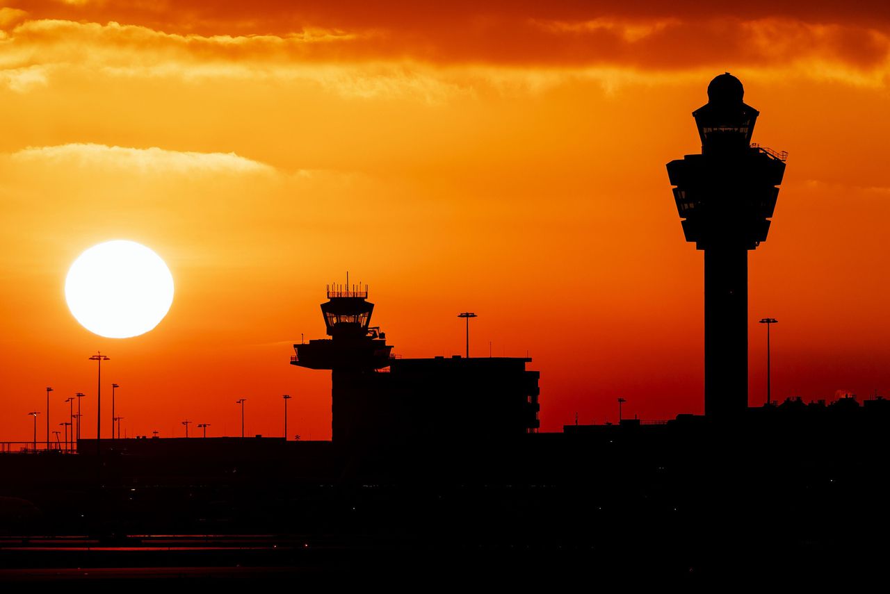 Zonsondergang op luchthaven Schiphol.