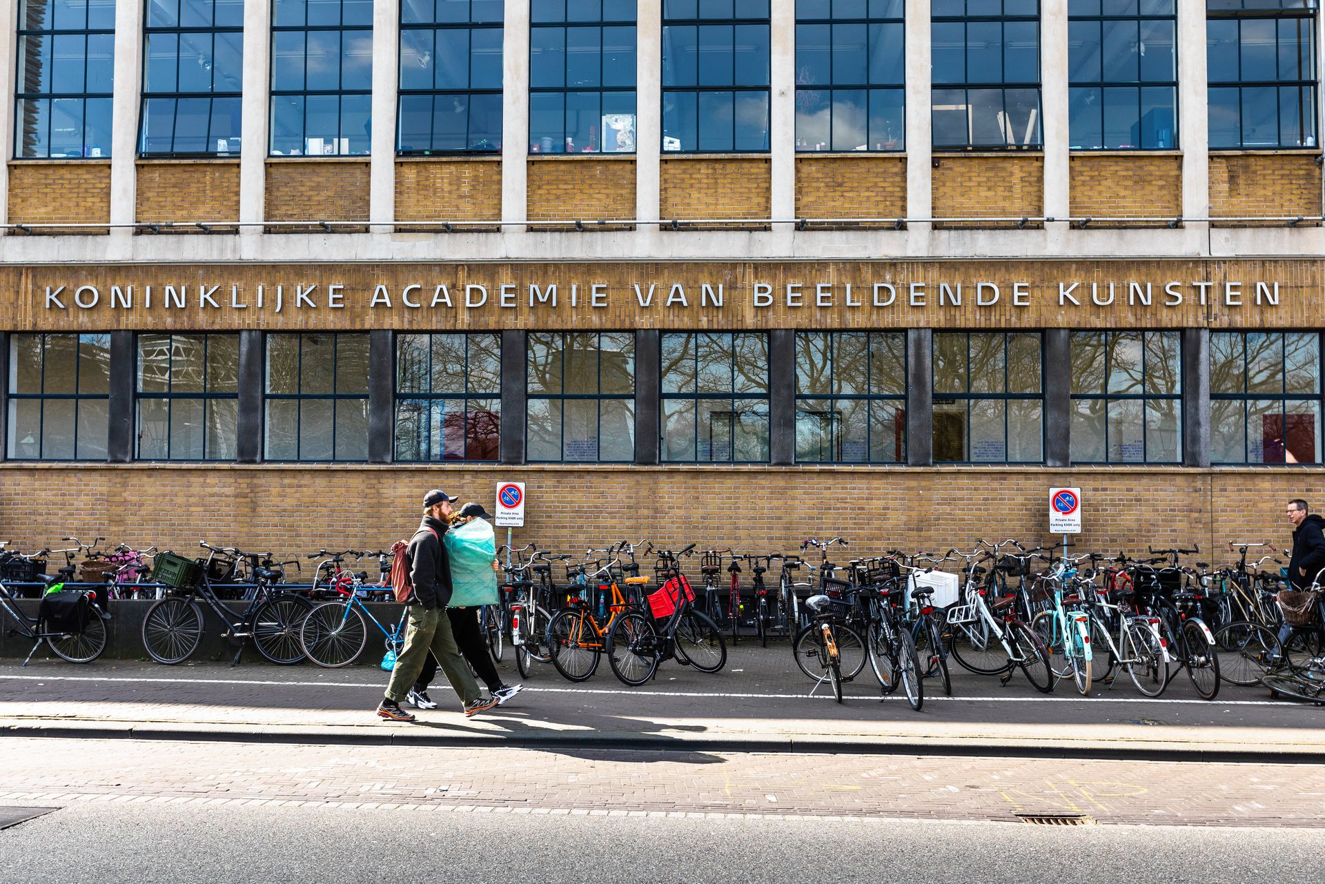 Kunstenaar Andeweg krijgt contactverbod opgelegd - NRC