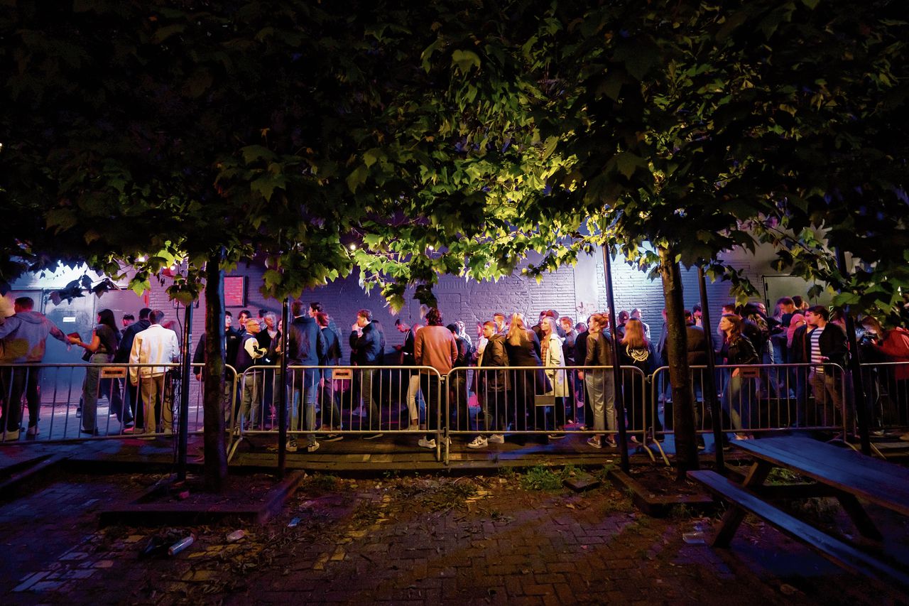 Rij voor poppodium Annabel in Rotterdam tijdens het laatste weekend van juni, toen de clubs weer open mochten.