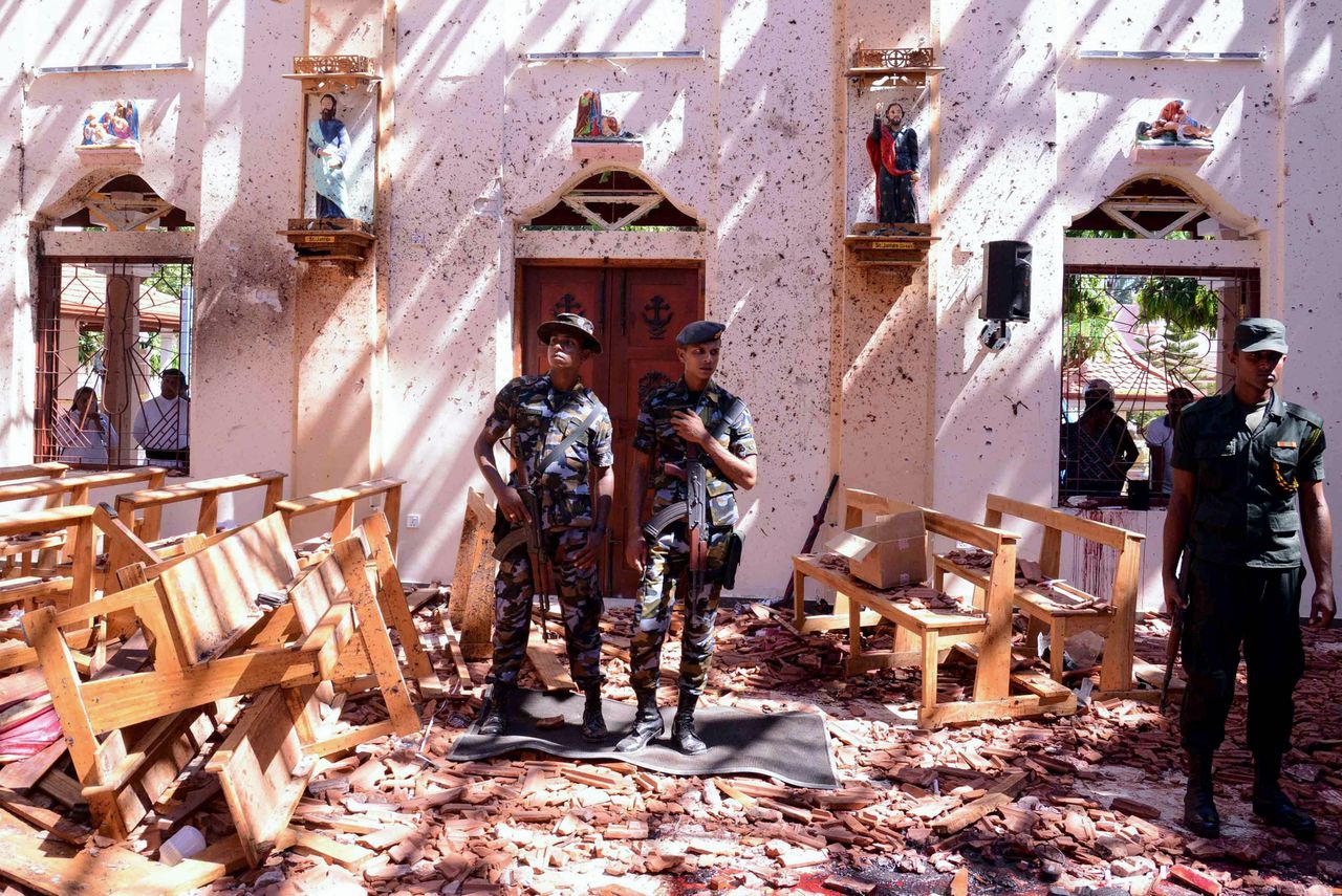 Soldaten in de Sint Sebastiaankerk in Negombo, ten noorden van de Sri-Lankaanse hoofdstad Colombo. Bij een aanslag tijdens de paasmis kwamen tientallen kerkgangers om het leven.