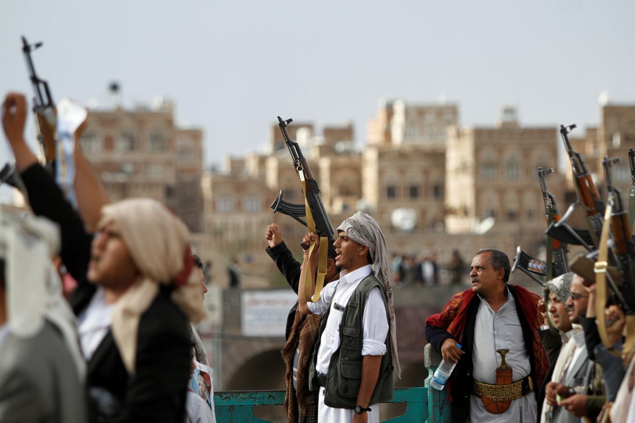 Houthi-aanhangers in het door luchtaanvallen bestookte Sana'a in Jemen, gefotografeerd in april.