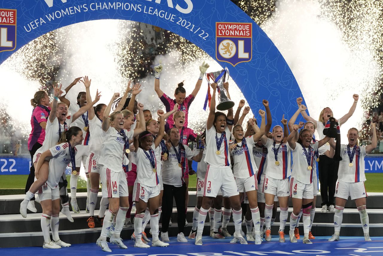 De spelers van Olympique Lyon vieren hun overwinning in het stadion van het Italiaanse Turijn.