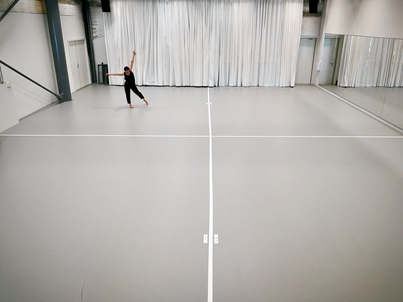 Danser Adi Amit alleen in de studio tijdens haar eerste werkdag voor het project ‘Monuments in solitude’ van Conny Janssen Danst.