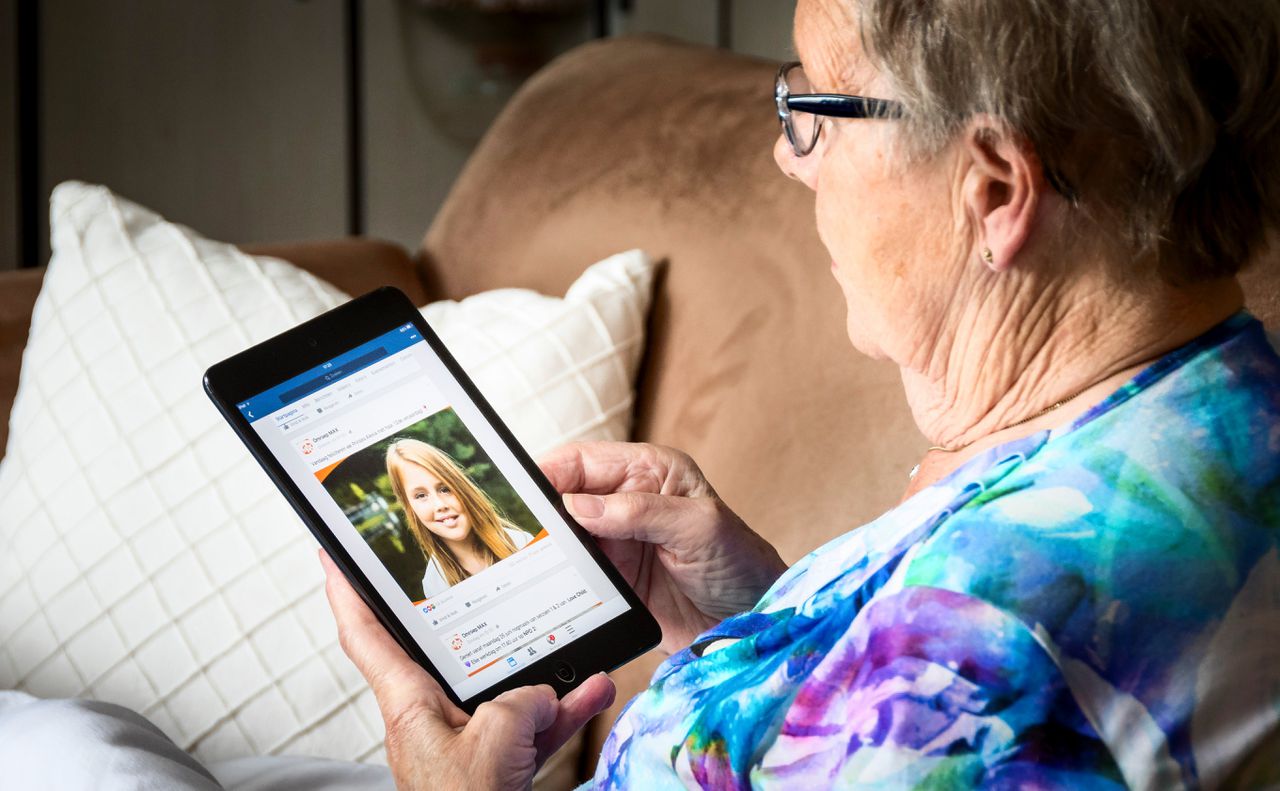 Een oudere gebruikt een iPad. Ouderen maken steeds meer gebruik van van sociale media.