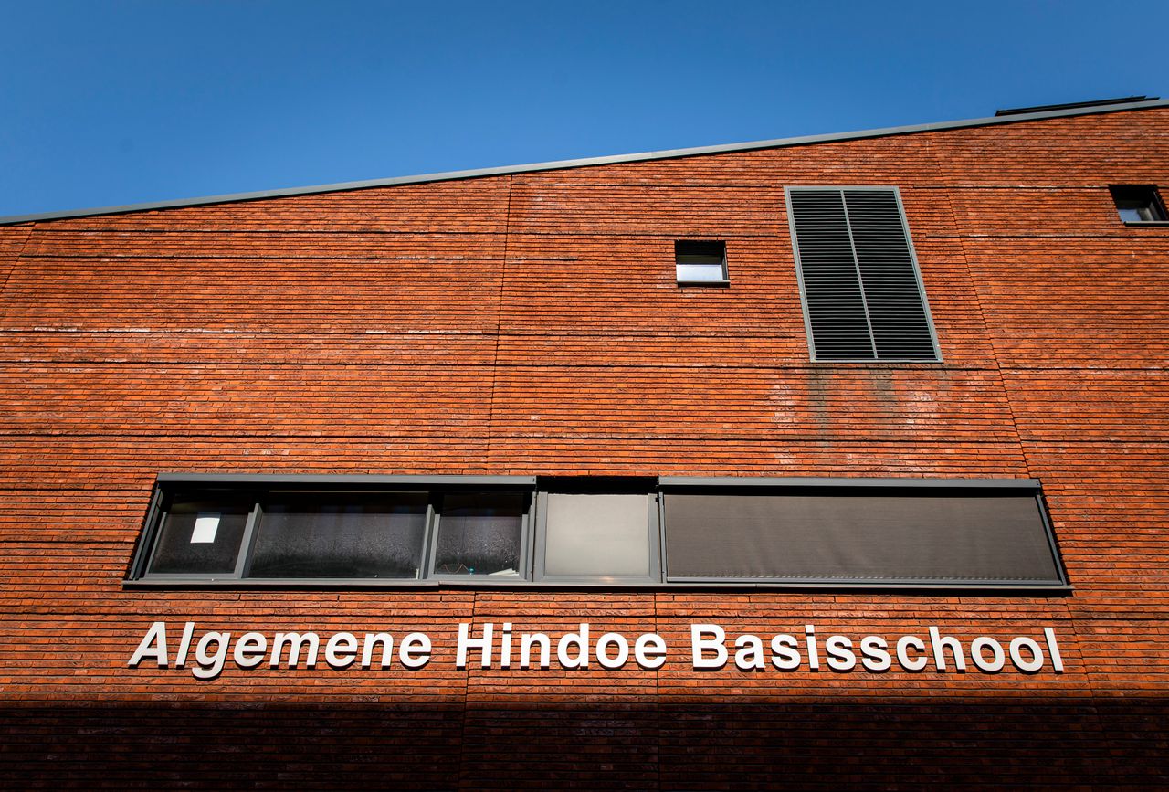 Exterieur van de Algemene Hindoe Basisschool in Den Haag. Bij de school zijn ernstige tekortkomingen in de kwaliteit van het onderwijs vastgesteld.
