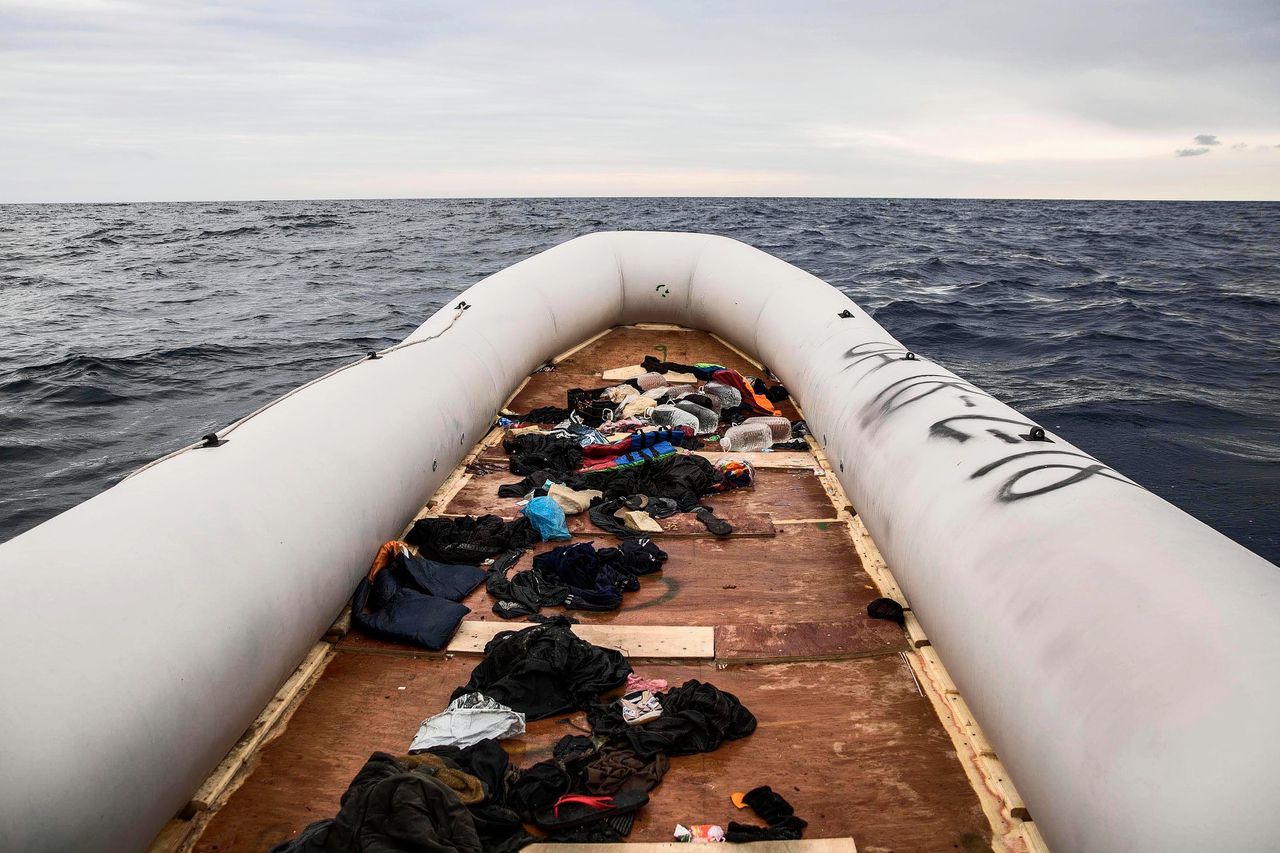 Spullen van migranten op een rubberboot. De vluchtelingen probeerden de oversteek te maken vanuit Libië en zijn gered door de Spaanse ngo Proactiva Open Arms.