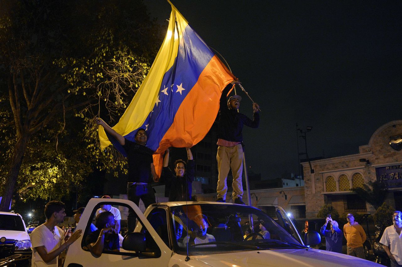 Aanhangers van de oppositie vieren feest in de straten van Caracas. Foto Federico Parra/AFP 