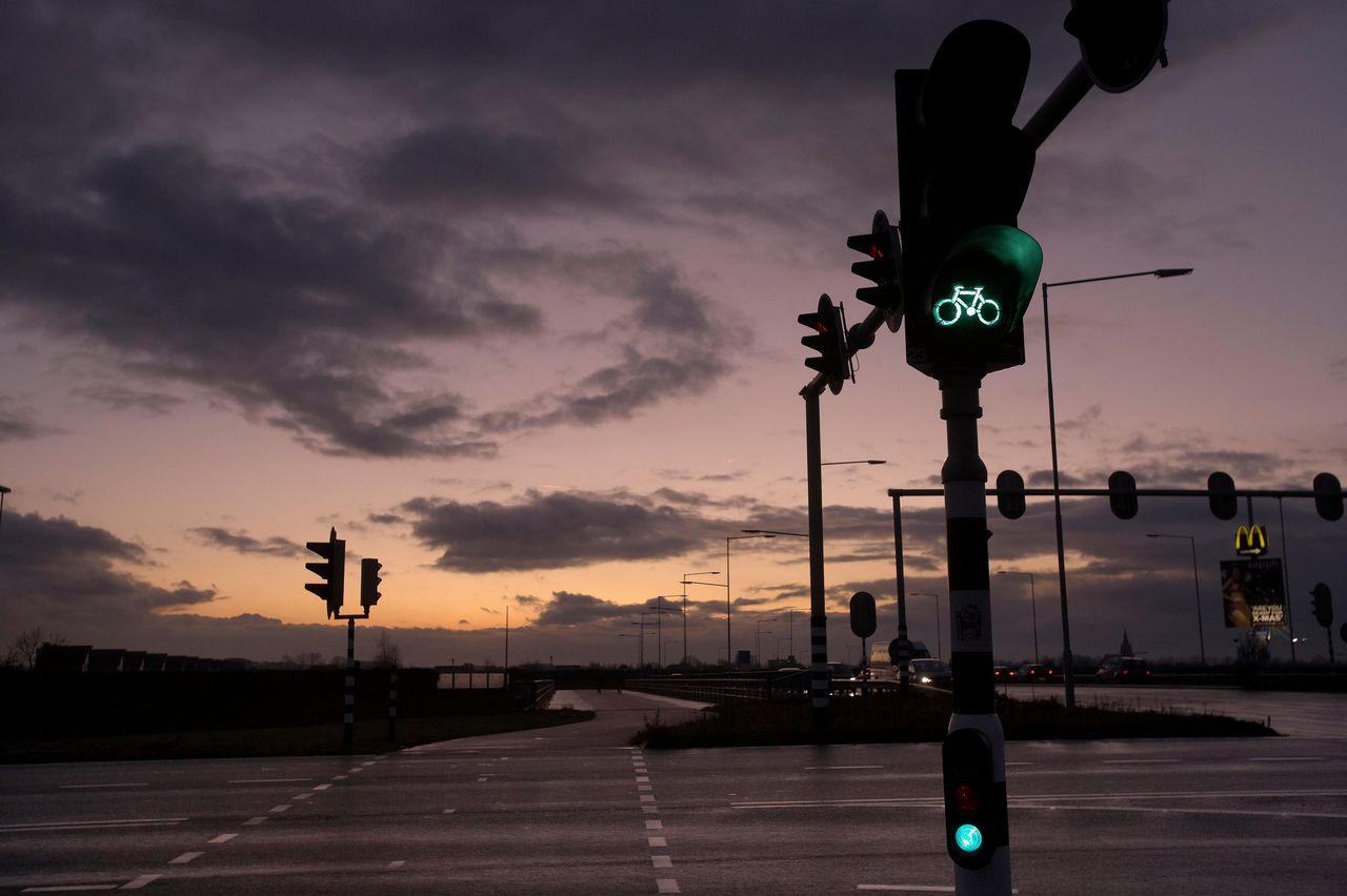 Twee hackers lieten woensdag zien hoe ze met een scriptje op afstand een fietslicht op groen zetten.