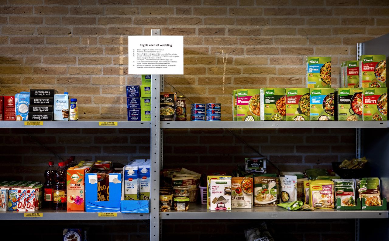 Rekken met voedsel bij een kledingbank in Egmond aan den Hoef. De kledingbank geeft door de gestegen prijzen nu ook voedsel uit.