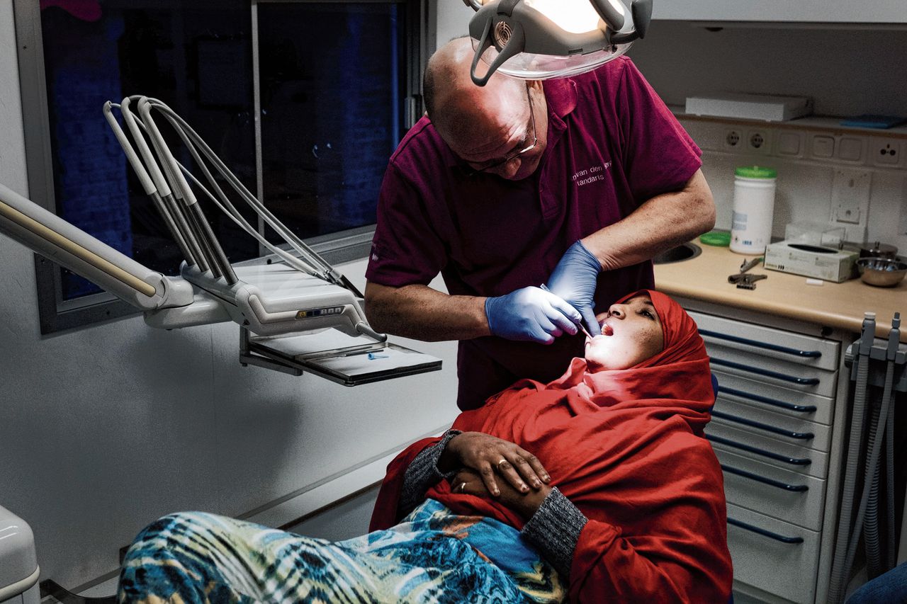 Daklozen in Den Bosch konden zich inschrijven voor een behandeling bij de tandarts, die voor elke patiënt bijna een kwartier had.