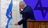 Premier Benjamin Netanyahu van Israel wijst tijdens een presentatie in Ramat Gan op 10 september de Jordaanvallei aan, die hij zegt te willen annexeren als hij herkozen wordt. Foto: Menahem Kahana/ AFP 