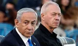 De Israëlische premier Benjamin Netanyahu en de toenmalige Israëlische minister van Defensie Yoav Gallant wonen een ceremonie bij voor de 70e lichting militaire gevechtsofficieren, op een legerbasis nabij Mitzpe Ramon, Israël, op 31 oktober. Kort erna ontsloeg Netanyahu Gallant. 