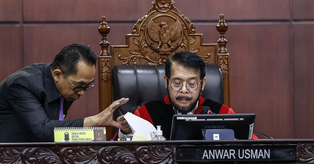 Keputusan kontroversial hakim Indonesia membuka jalan bagi dinasti politik Widodo