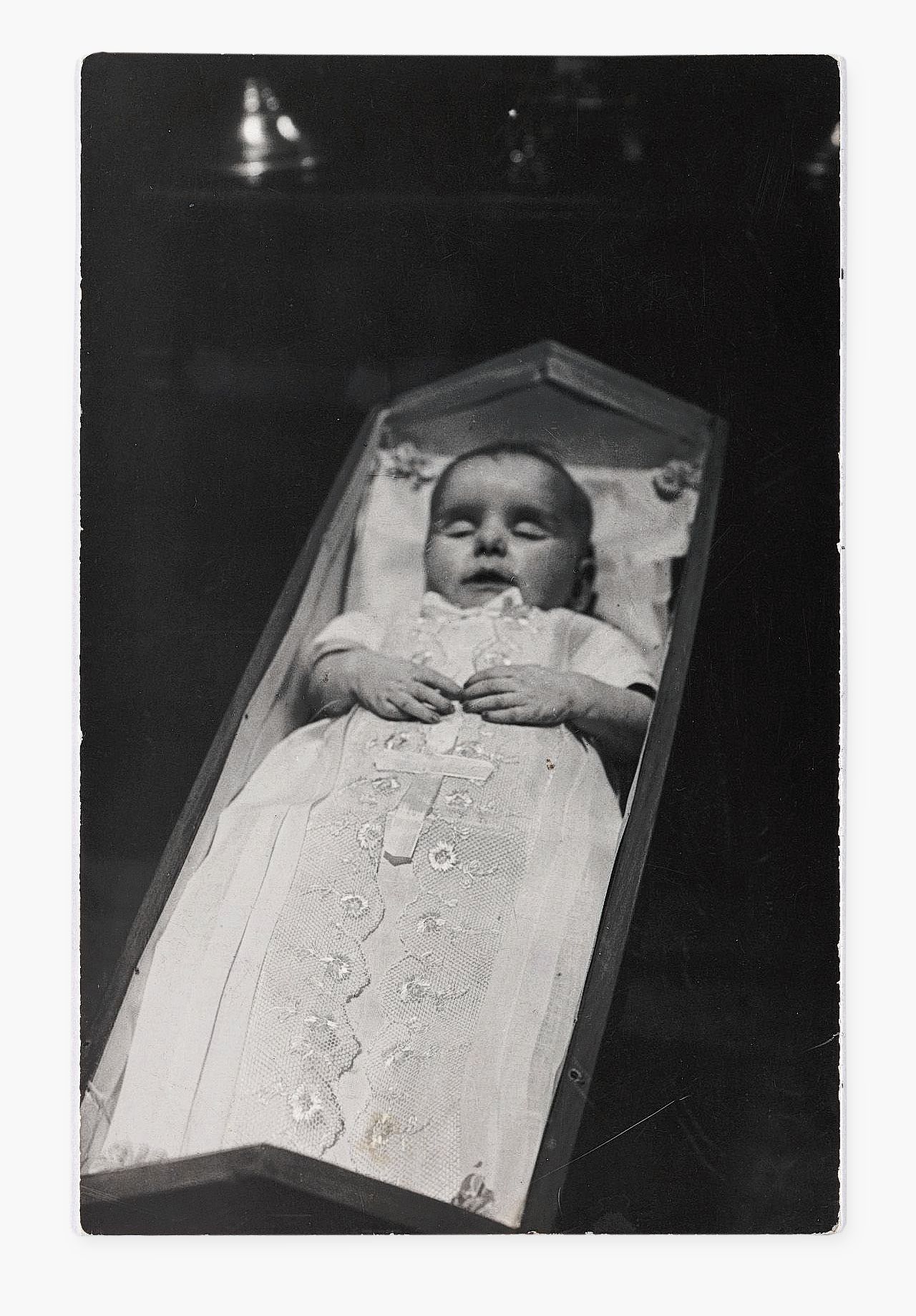 Doodsportretje van baby in de negentiende eeuw.
