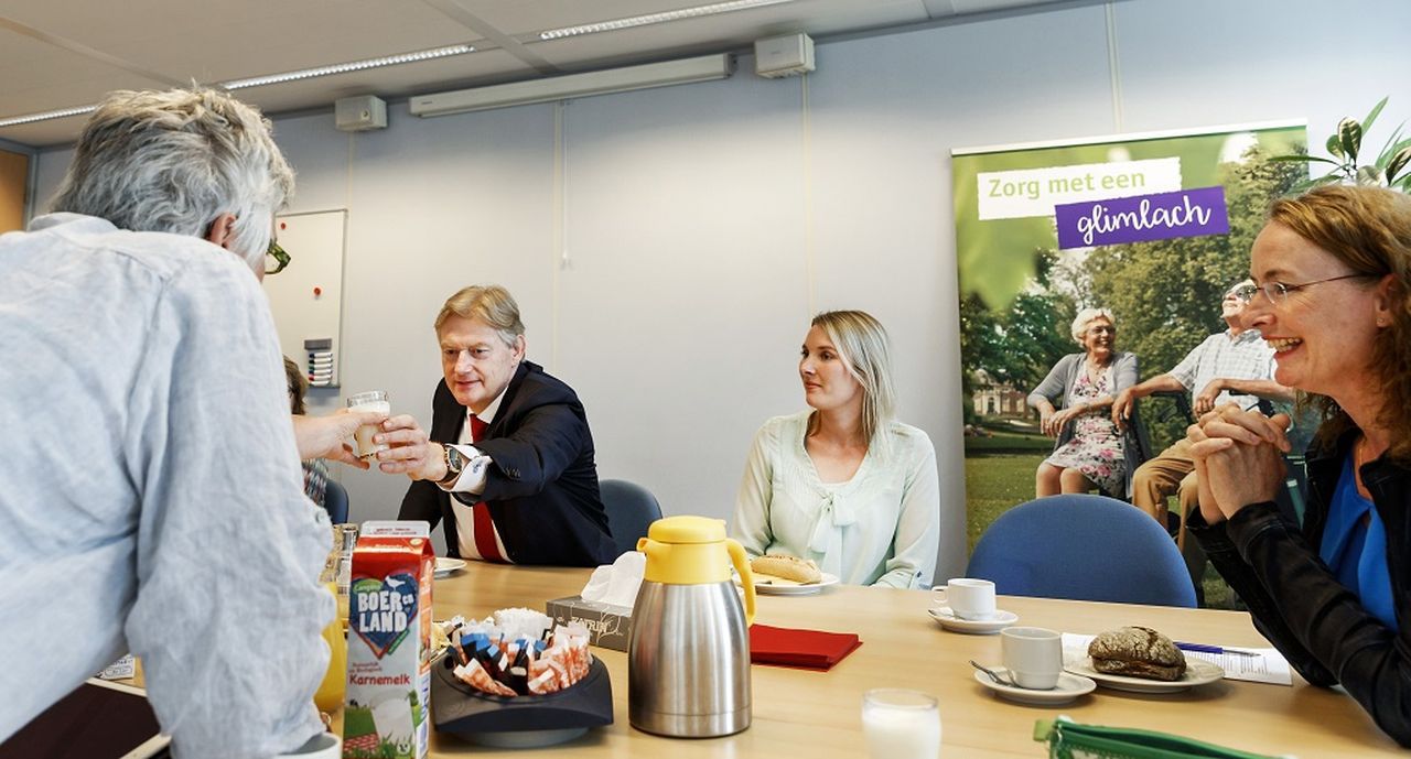 Staatssecretaris Martin van Rijn vorige week tijdens een bezoek aan wijkkverpleegkundigen.