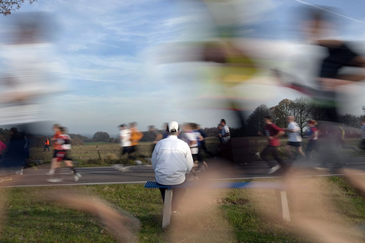 Nederland. Nijmegen. 21 november 2010. Een toeschouwer zit op een bank te kijken naar de deelnemers van de 27e editie van de Zevenheuvelenloop. Foto : Luuk van der Lee / Hollandse Hoogte