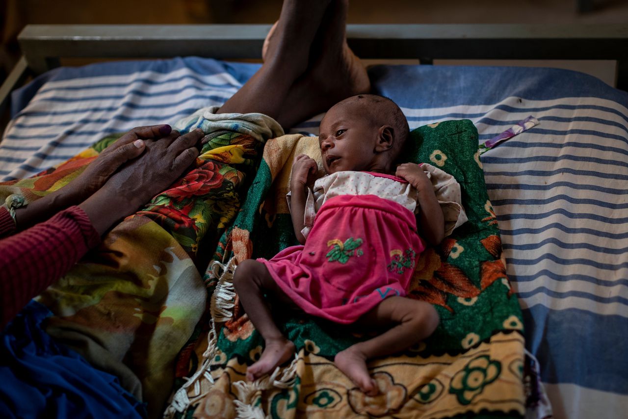 De Ethiopische moeder Abeba Gebru ligt met haar twintig dagen oude baby Tigsti in een behandeltent van een medische hulppost in de stad Abi Adi, in de door oorlog en honger geteisterde regio Tigray.