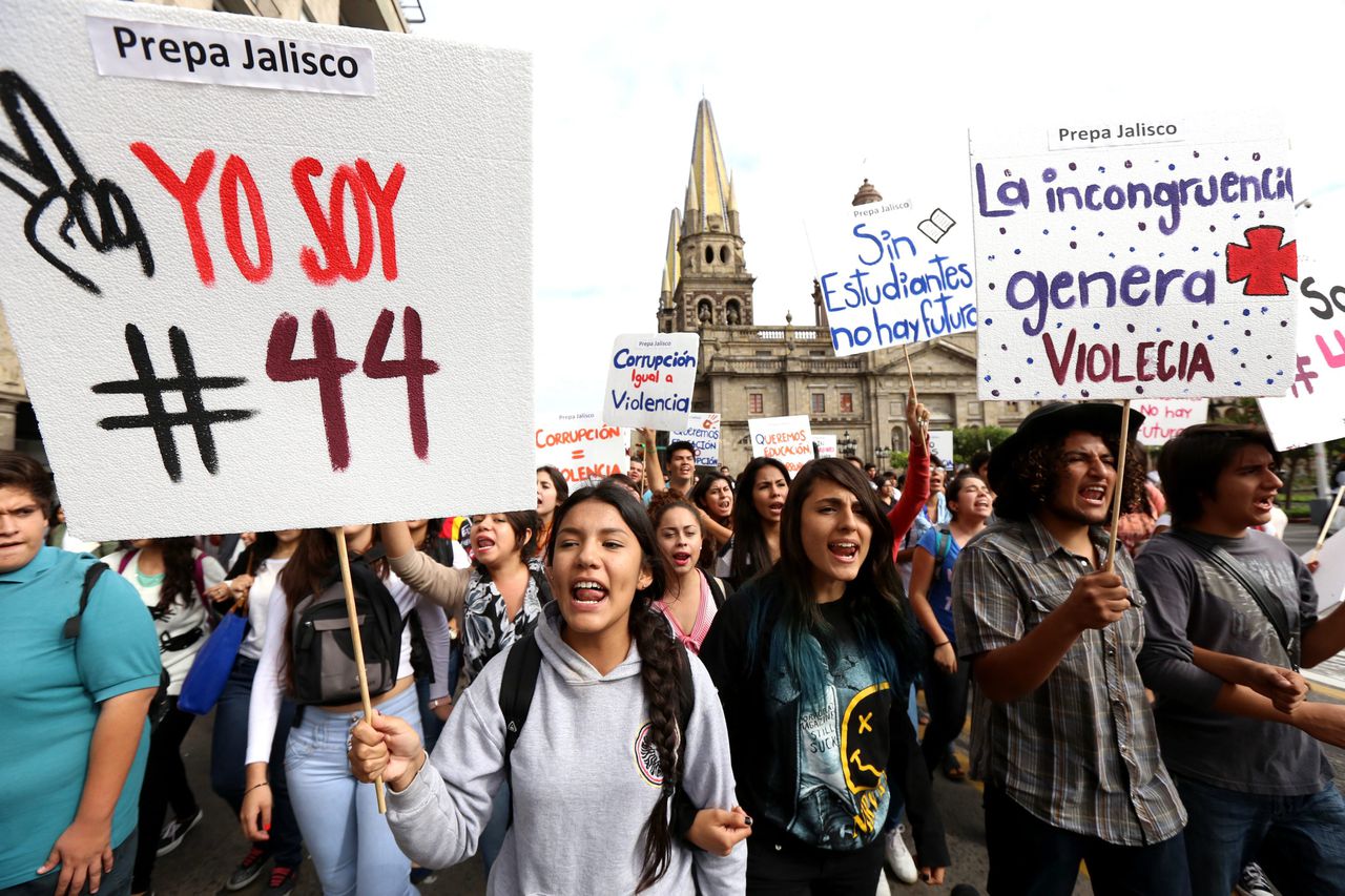Studenten in Guadalajara demonstreren tegen de verdwijning van de 43 studenten. EPA/Ulises Ruiz Basurto