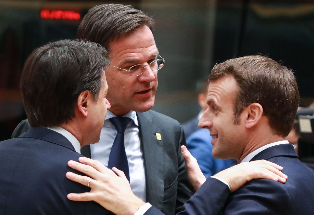 De Italiaanse premier Giuseppe Conte (links), premier Mark Rutte en de Franse president Emmanuel Macron donderdag tijdens de EU-top over de meerjarenbegroting.