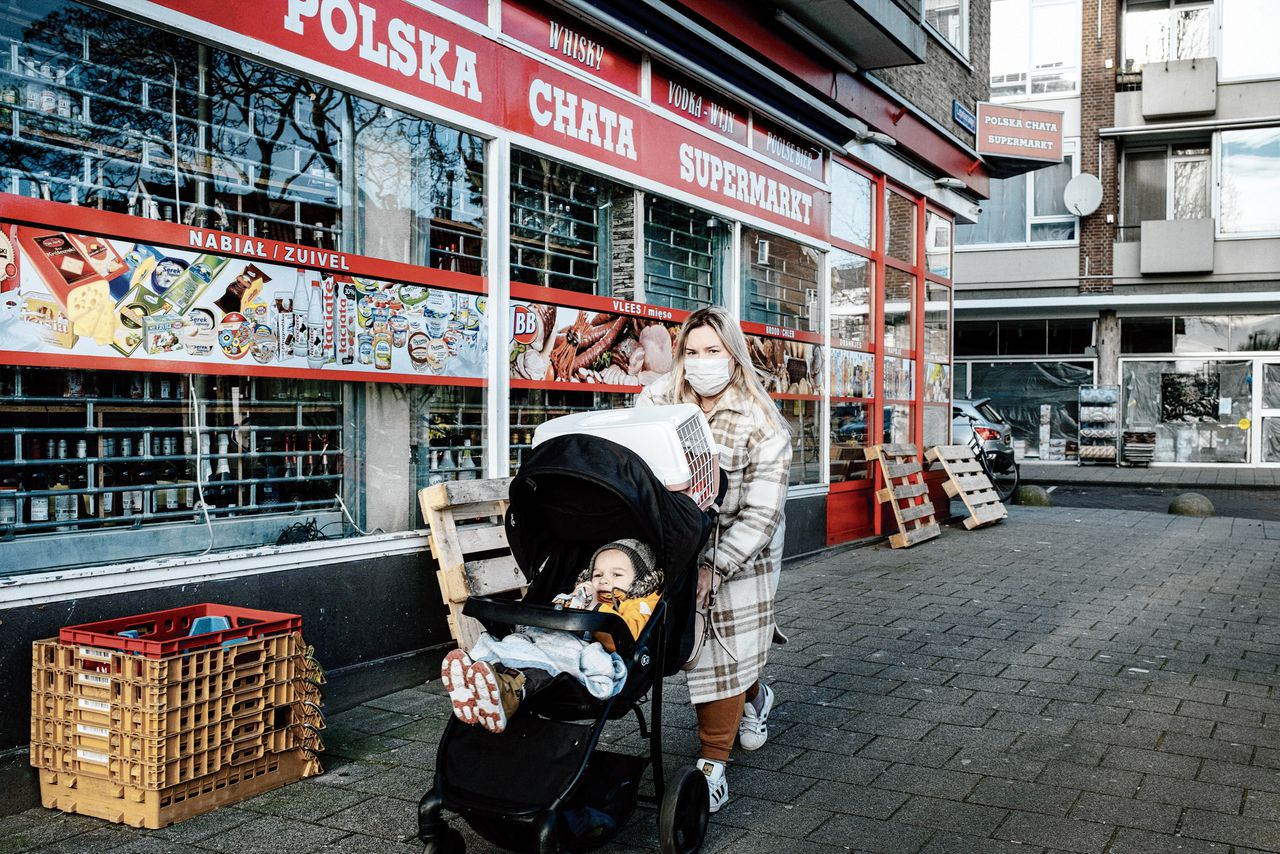 Op straat in Carnisse en Oud-Mathenesse is de aanwezigheid van Oost-Europese arbeidsmigranten te zien in de opkomst van Poolse supermarkten.