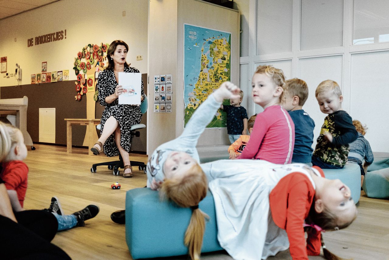 Monique Kerpen leest peuters van kindcentrum Hoera in Heythuysen voor uit haar kinderboek in Roermonds dialect.