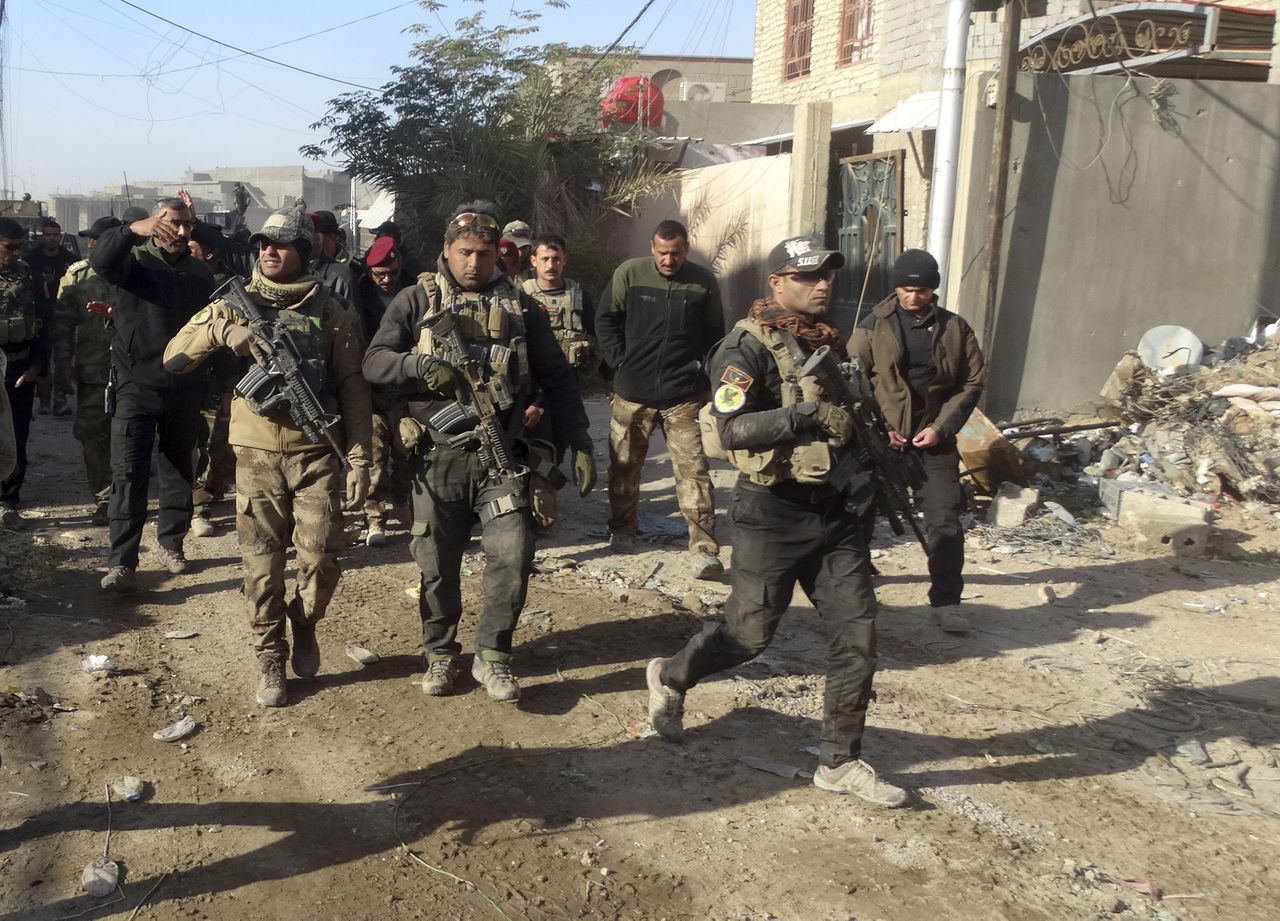 Iraakse regeringstroepen betreden het overheidscomplex in de stad Ramadi, nadat de stad was heroverd op IS.