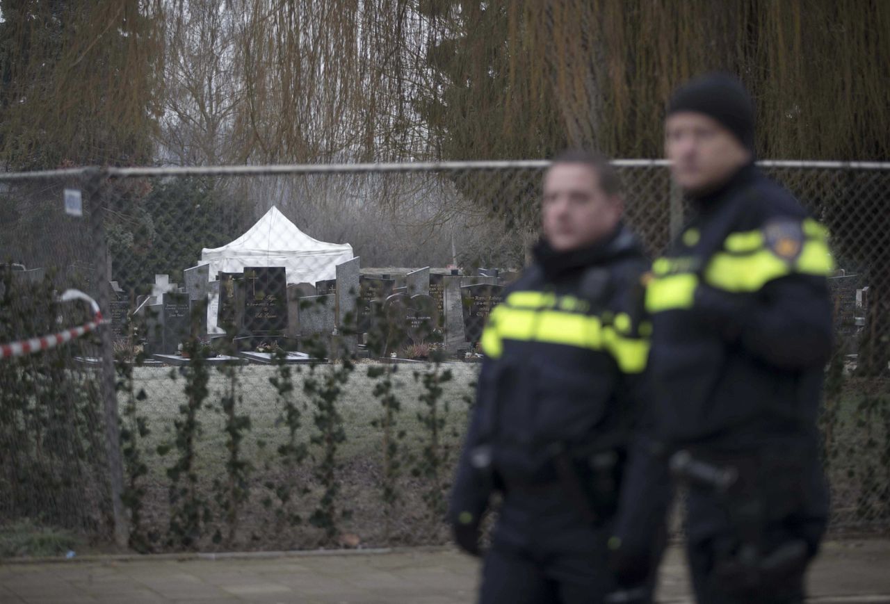 Politie bij de begraafplaats in Maastricht waar woensdag een graf werd onderzocht.