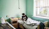 De 21-jarige Vika Mishinka wordt behandeld voor mazelen in een medische kliniek in Kiev.