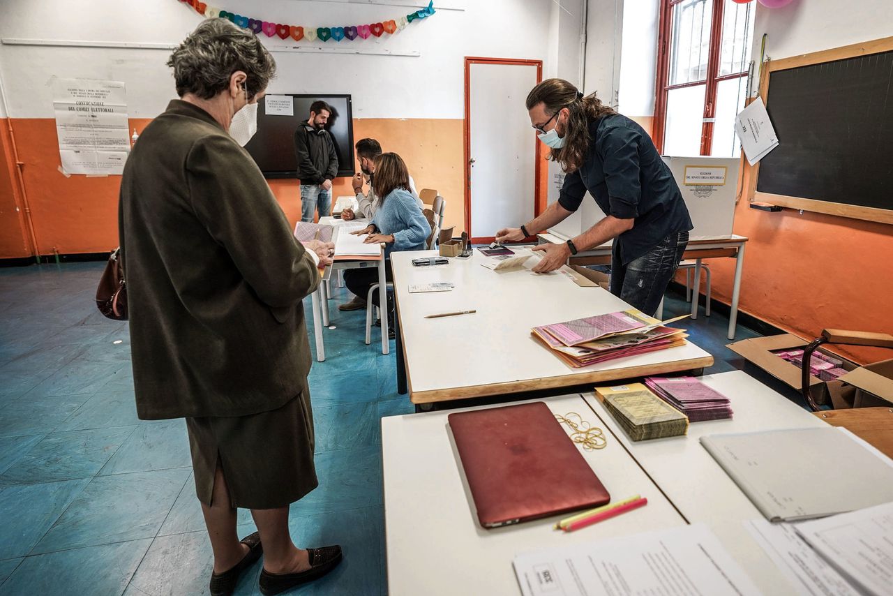 Een kiezer in Turijn bij een stembureau, tijdens de parlementsverkiezingen op zondag.