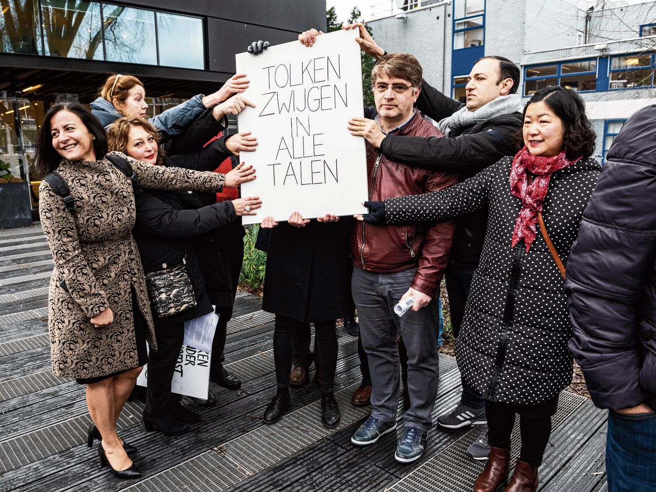 Protesten bij de rechtbank in Amsterdam. „Niemand ziet hoe belangrijk het tolkenwerk is, omdat we altijd op de achtergrond opereren.”