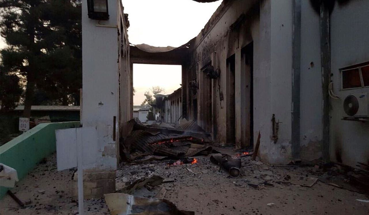 De kliniek van Artsen zonder Grenzen vlak na het bombardement afgelopen zaterdag.