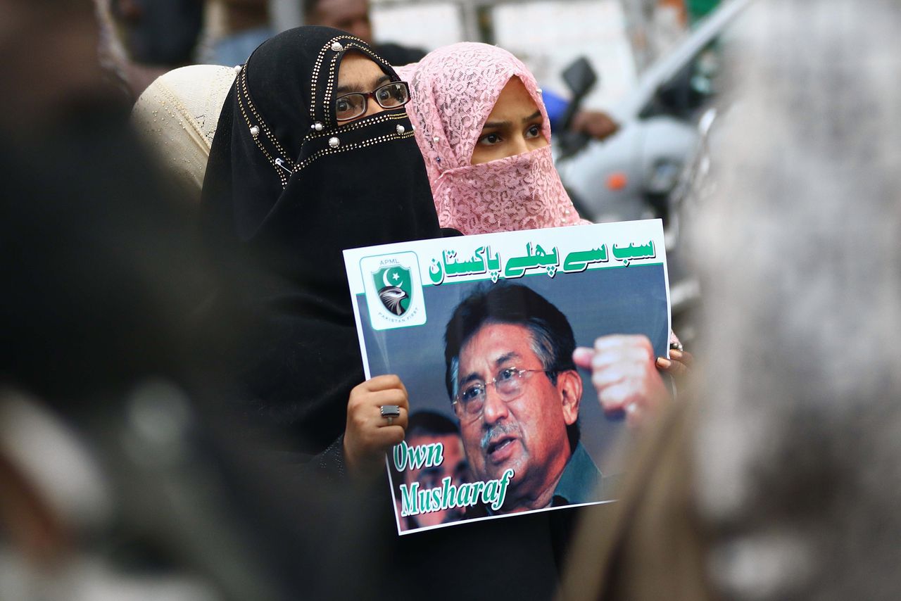Aanhangers van Musharraf gingen de straat op nadat de voormalig legerleider vorige maand ter dood was veroordeeld.