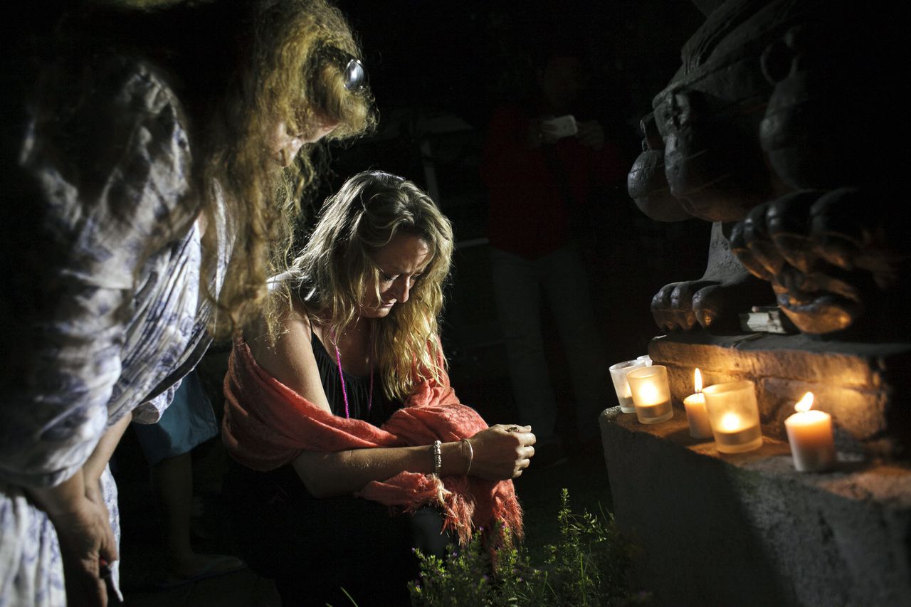 Activisten bidden tijdens een nachtwake voor de terdoodveroordeelden
