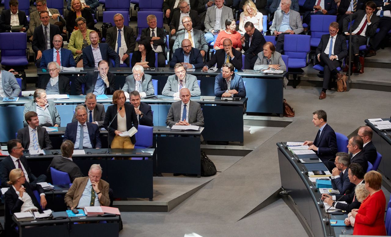 De parlementariërs konden bondskanselier Angela Merkel (R) vragen wat ze wilden.