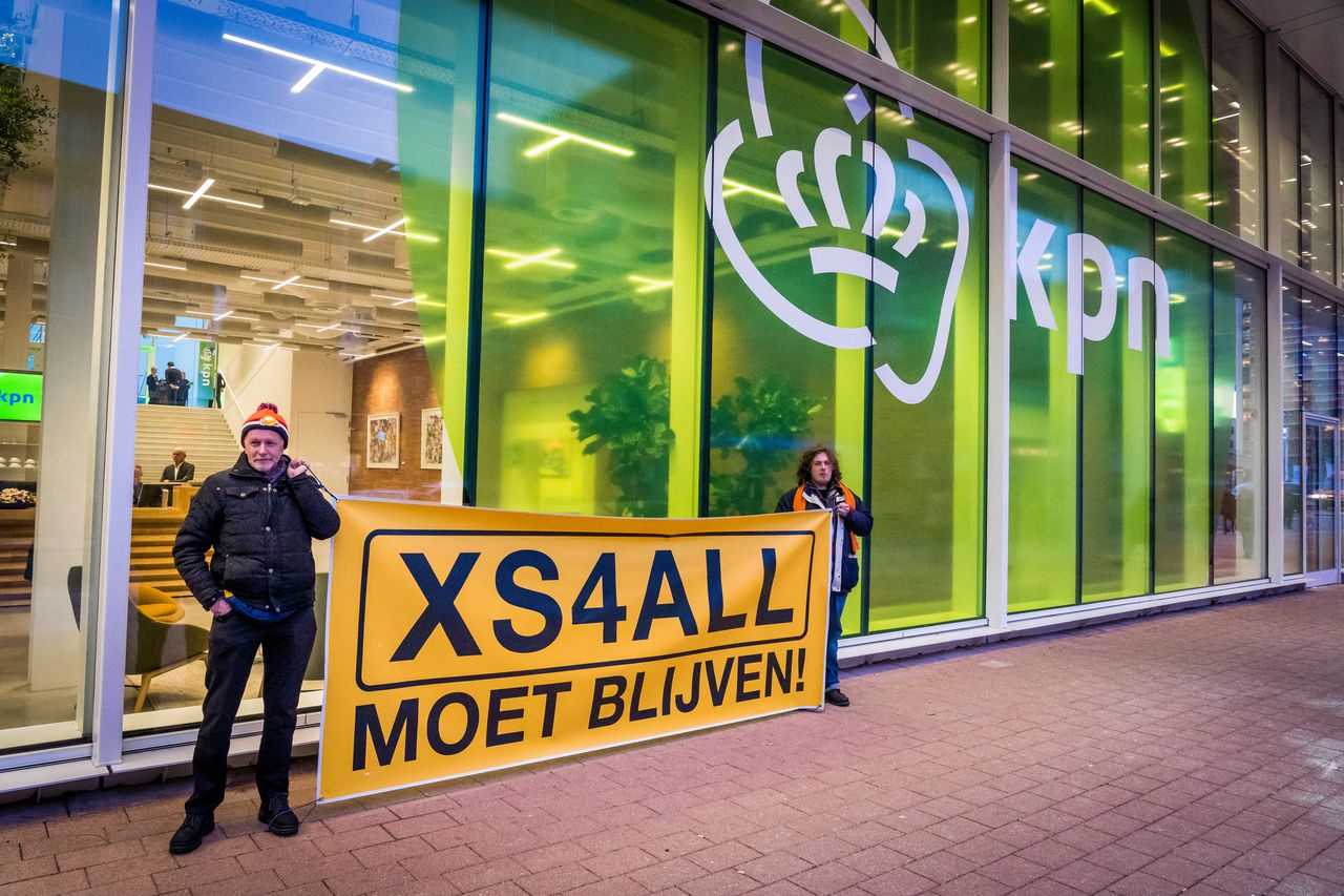 Actievoerders van 'XA4ALL moet blijven' verzamelen zich voor de ingang van het hoofdkantoor van KPN.