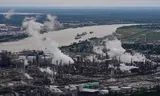 An oil refinery from Shell in the south of the United States. Photo Gerald Herbert/AP  