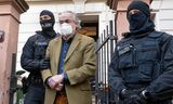 Beamte nahmen am Mittwochmorgen auch Prinz Heinrich XIII. R. in seiner Wohnung in Frankfurt am Main fest.  Nach Angaben der Staatsanwaltschaft handelt es sich um einen Anführer der Terrorgruppe der Reichsbürger.   