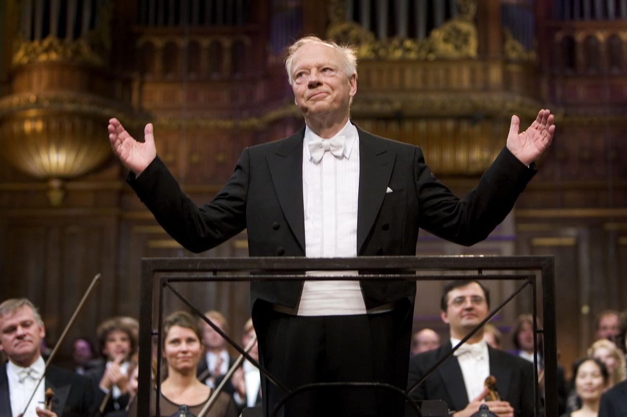 Zestig jaar nadat hij het Koninklijk Concertgebouworkest voor het eerst dirigeerde, zal Bernard Haitink volgend jaar opnieuw voor het orkest staan.