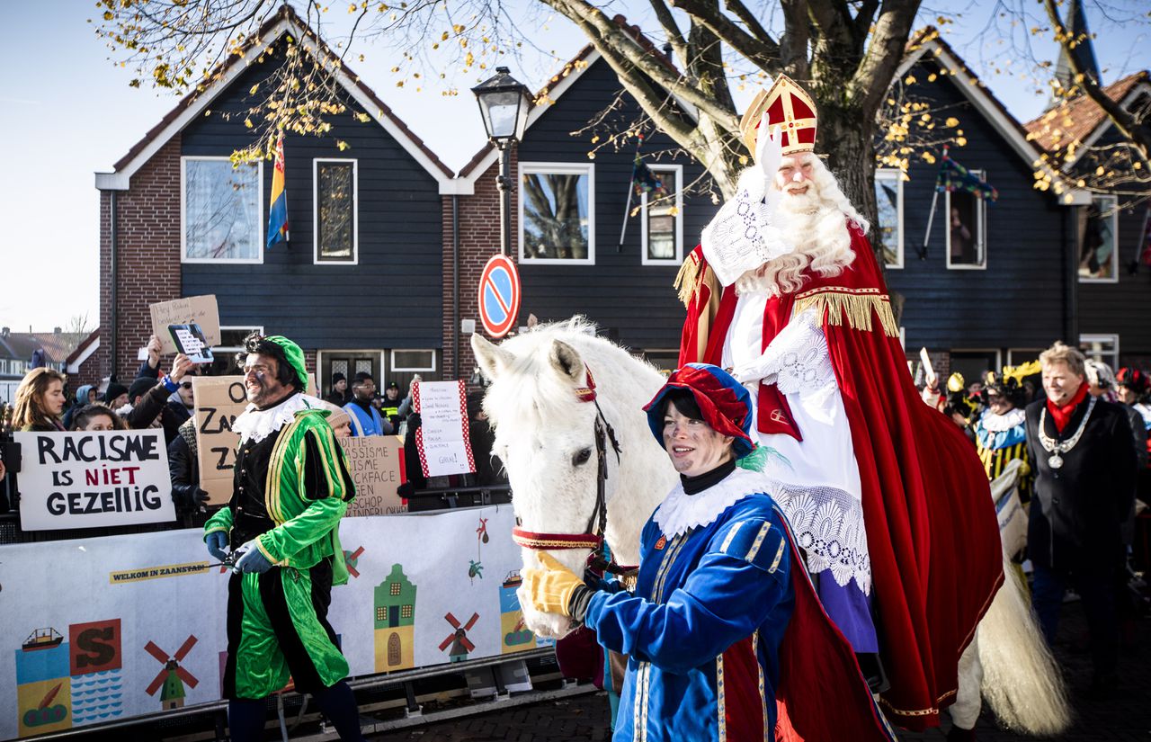 In Zaanstad zingen de demonstranten Sinterklaasliedjes 