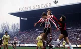 Wout Holverda (center) in a head duel with goalkeeper Joop Hiele in the Premier League match Sparta-Feyenoord in November 1983. Photo Voetbal International 